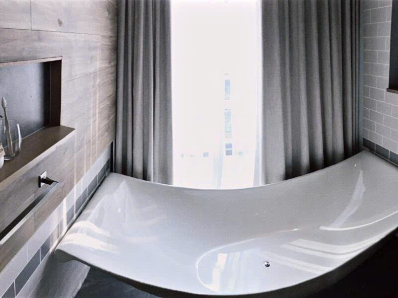 Khách Sạn 4 Sao FUSION SUITES, 2 hầm, 1 trệt, 1 lửng, 11 tầng, Doanh Thu 6 Tỷ cần tìm Chủ Đầu Tư Mới